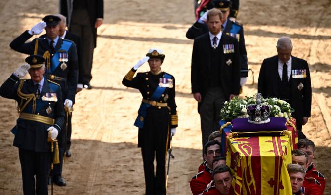 Dans une procession solennelle au déroulé millimétré, le cercueil en chêne transporté sur un affût de canon, et sur lequel la couronne impériale avait été déposée, a quitté le palais à 13H22 GMT, suivi à pied par ses quatre enfants et ses petits-fils William et Harry, réputés en froid mais côte-à-côte pour cet évènement historique. (Photo, AFP)