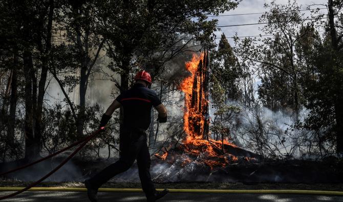 Un pompier tente d'éteindre un incendie dans une forêt près de Saumos, dans le sud-ouest de la France, le 14 septembre 2022. (Photo, AFP)