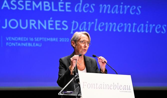 La Première ministre française Elisabeth Borne prononce un discours lors de la journée parlementaire du parti français de centre-droit Horizons à Fontainebleau, dans le sud de Paris, le 16 septembre 2022. (Photo, AFP)