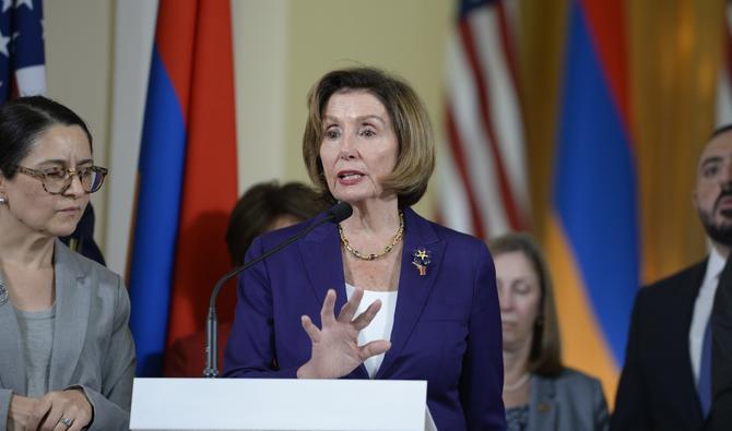 La présidente de la Chambre des États-Unis, Nancy Pelosi, tient une conférence de presse au Parlement à Erevan, le 18 septembre 2022. (Photo, AFP)