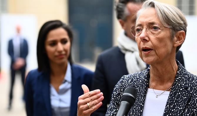 Elisabeth Borne s'adresse aux journalistes lors d'un point de presse à l'issue d'un événement organisé à l'occasion des quatre ans du programme de développement des infrastructures cyclables «Plan Vélo» à l'hôtel Matignon à Paris, le 20 septembre 2022. (Photo, AFP)