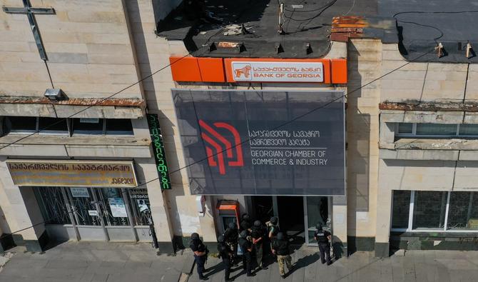 Des policiers géorgiens sont vus déployés devant une banque dans la deuxième plus grande ville de Géorgie, Kutaisi, le 20 septembre 2022. (Photo, AFP)