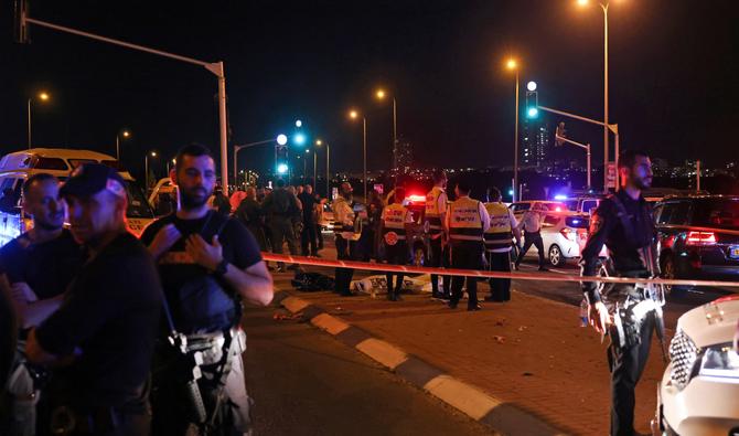 Les forces de sécurité israéliennes et le personnel d'urgence se rassemblent autour du corps d'un homme abattu par la police après qu'il aurait commis une attaque au couteau sur la route 443 près de Ramallah, le 22 septembre 2022. (Photo, AFP)