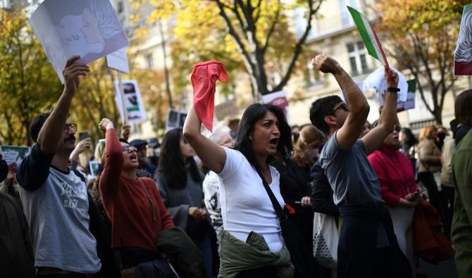 Des milliers de personnes défilant à Paris pour protester contre la répression des manifestations en Iran. (Photo, AFP)
