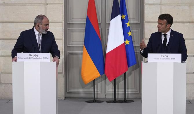 Le président français Emmanuel Macron (à droite) s'exprime lors d'une conférence de presse conjointe avec le Premier ministre arménien Nikol Pashinyan (à gauche) à l'issue de leur rencontre au palais présidentiel de l'Elysée à Paris, le 26 septembre 2022. (Photo, AFP)