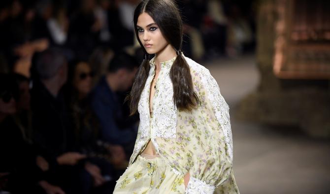 La collection abonde en broderie et dentelles, chères à cette aristocrate italienne qui les avaient imposées aux manufactures royales françaises. (Photo, AFP)