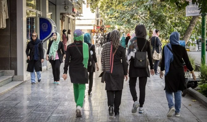 Una nuova legge iraniana prevede di utilizzare la tecnologia di riconoscimento facciale per monitorare il velo