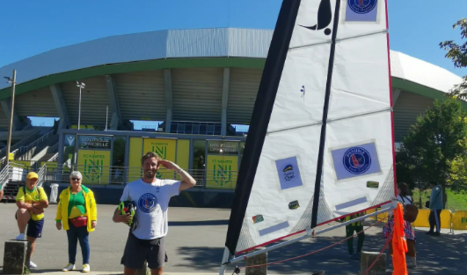 Capitaine Rémi, a expliqué avoir utilisé sa voile pendant environ 10% du trajet. Il pédalait le reste du temps, lorsque le vent n'était pas suffisant. (Photo, Capture d'écran Instagram / Capitaineremi)