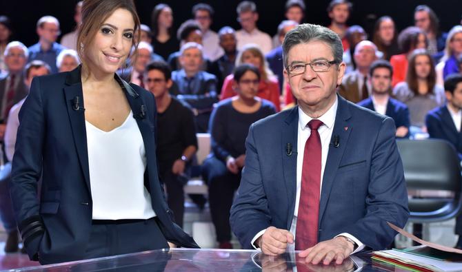 Le chef du parti de gauche français La France Insoumise (LFI) Jean-Luc Melenchon (à droite) et la journaliste française Léa Salamé à «L'Emission politique», le 30 novembre 2017 sur un plateau de la télévision française France 2. (Fichier, AFP) 