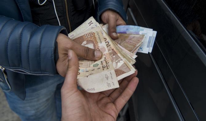 Un homme tient des billets de dirham marocain, le 23 janvier 2018 à Casablanca. (Photo, AFP)