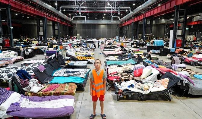 Sacha (12 ans), un réfugié ukrainien, pose pour une photo dans le Centre d'aide humanitaire installé dans le hall de la Global Expo à Varsovie, le 15 juillet 2022. (AFP)