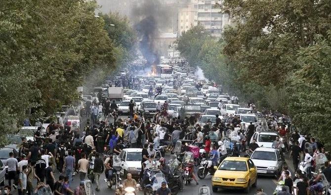 La mort de Mahsa Amini, 22 ans, décédée en détention après avoir été détenue par la police des mœurs iranienne, a déclenché des troubles dans les provinces iraniennes. (Fichier/AP)