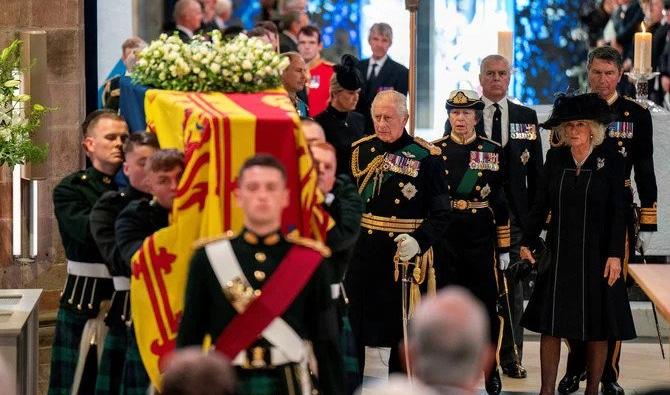 Le corbillard transportant la dépouille d'Elizabeth II qui avait passé la nuit au palais d'Holyroodhouse, résidence officielle de la reine en Ecosse, était ainsi suivi à pied par Charles III, les princes Andrew et Edward ainsi que la princesse Anne dans les rues pavées de la capitale écossaise. (Photo, Reuters)