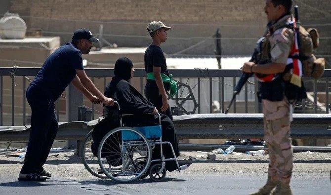 Un soldat irakien monte la garde alors que des pèlerins musulmans chiites marchent de Bagdad, la capitale irakienne, vers la ville sainte de Karbala le 14 septembre 2022, avant la fête religieuse d’Arbaïn. (Fichier, AFP) 