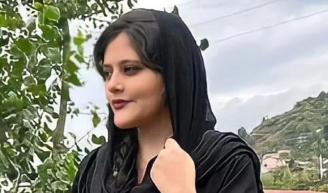 Mahsa Amini, 22 ans, a été arrêtée mardi par l'unité de police chargée de faire respecter le code vestimentaire strict de la République islamique pour les femmes, dont le port obligatoire du foulard en public. La télévision d'Etat a annoncé vendredi sa mort après trois jours dans le coma. (Capture d'écran, Twitter)