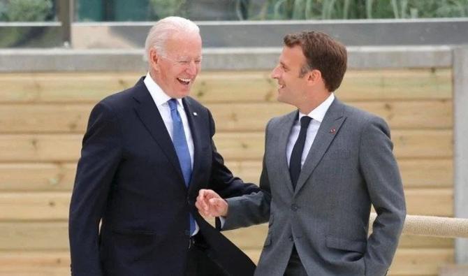 Le président américain Joe Biden et le président français Emmanuel Macron marchent le long de la promenade lors du sommet du G7 à Carbis Bay, en Angleterre, le 11 juin 2021. (Photo, AFP)