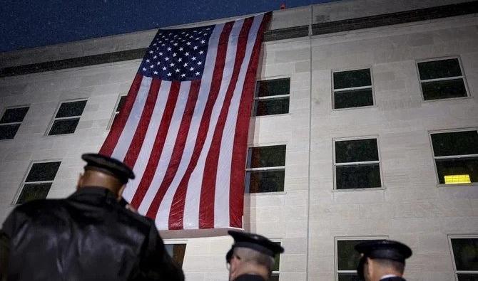 Un drapeau américain est déployé sur le côté du Pentagone pour commémorer le 21e anniversaire des attentats terroristes du 11 septembre 2022 à Arlington, en Virginie. (Photo, AFP)