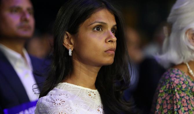 Akshata a grandi à Bangalore, avec son richissime père, sous l'éducation stricte de sa mère Sudha Murty, première femme à être nommée ingénieure au sein du groupe automobile Tata Motors. (Photo, AFP)