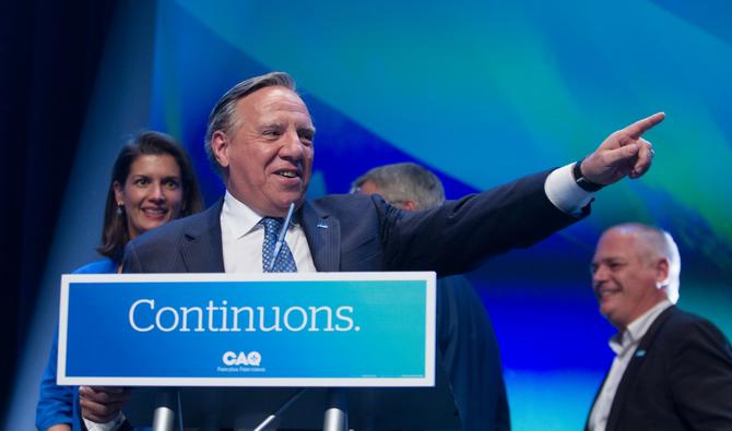 François Legault, chef de la Coalition Avenir Québec, célèbre sa réélection comme Premier ministre du Québec au théâtre Capitole à Québec après les élections provinciales, le 3 octobre 2022. (Photo, AFP)