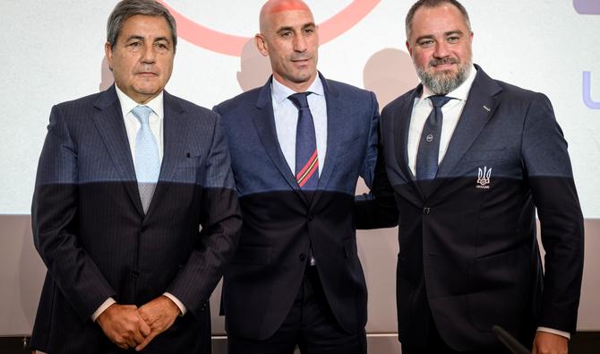 Le président de la Fédération portugaise de football Fernando Soares Gomes da Silva, le président de la Fédération espagnole de football Luis Rubiales et le président de la Fédération ukrainienne de football Andriy Pavelko lors d'une conférence de presse annonçant la candidature de l'Espagne, du Portugal et de l'Ukraine pour la Coupe du monde 2030 au siège de l'UEFA à Nyon, le 5 octobre 2022. (Photo, AFP)