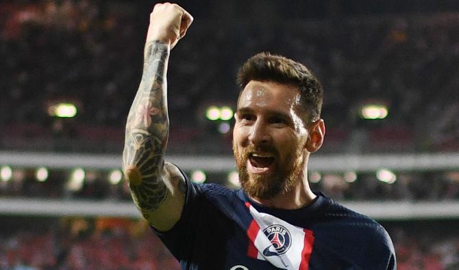 L'attaquant argentin du Paris Saint-Germain Lionel Messi célèbre le premier but lors du match de football du groupe H du 1er tour de l'UEFA Champions League entre le SL Benfica et le Paris Saint-Germain, au stade de la Luz à Lisbonne le 5 octobre 2022. (Photo, AFP)