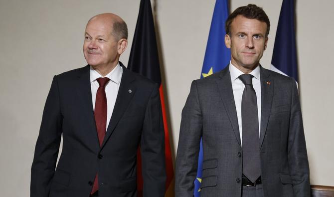 Le chancelier allemand Olaf Scholz et le président français Emmanuel Macron se rencontrent au château de Prague lors du sommet européen, le 6 octobre 2022. (Photo, AFP)