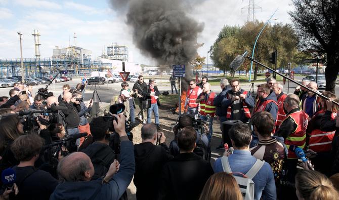 Les syndicalistes se rassemblent à la raffinerie de Gravenchon-Port-Jérôme, propriété du géant américain Esso-ExxonMobil, le 12 octobre 2022 à Port-Jérôme, en Normandie. (Photo, AFP)