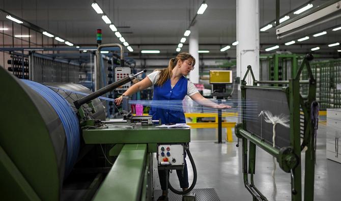 Près de Vila Nova de Famalicao, dans le district de Porto (nord), l'usine Riopele est plongée dans le bruit assourdissant des près de deux cents machines à tisser dernier cri, qui tournent à plein régime 24 heures sur 24, six jours sur sept. (Photo, AFP)