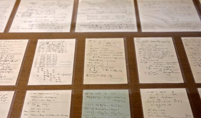 Dans cette photo d'archive prise le 6 mars 2019, certaines des pages manuscrites d'Albert Einstein actuellement exposées à l'Université hébraïque Givat Ram de Jérusalem. (Photo, AFP)