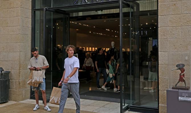 Des jeunes quittent un magasin Zara à Jérusalem, le 24 octobre 2022. (Photo, AFP)