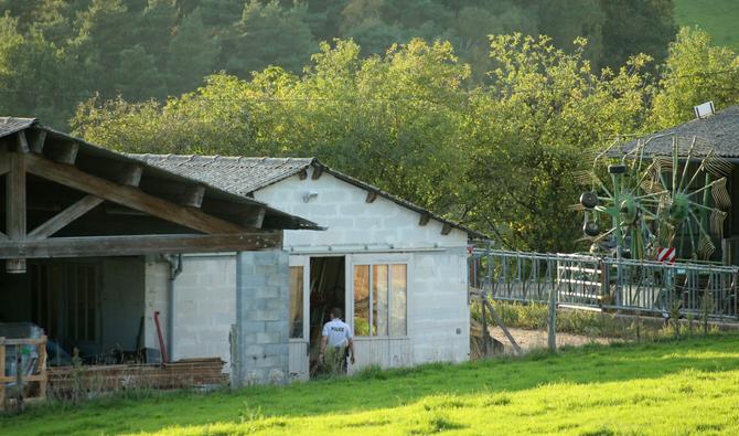 Des policiers français enquêtent sur une ferme à Beynat, dans le sud-ouest de la France, le 26 octobre 2022 alors qu'ils tentent de retrouver Justine Vayrac qui a disparu tôt le matin du 23 octobre 2022. (Photo, AFP)