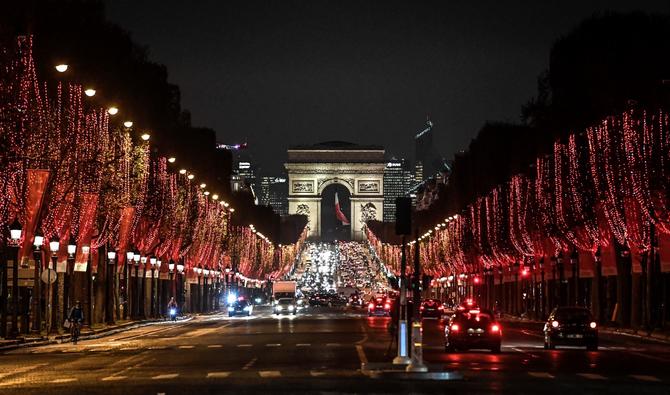 Une vue générale de l'avenue des Champs-Elysées illuminée avec l'Arc de Triomphe au bout après l'inauguration des illuminations de Noël à Paris, le 8 décembre 2020. (Photo, AFP)