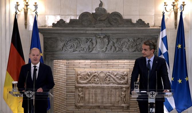 Le Premier ministre grec Kyriakos Mitsotakis et le chancelier allemand Olaf Scholz tiennent une conférence de presse après leur rencontre à Athènes, le 27 octobre 2022. (Photo, AFP)