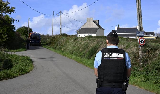 Un gendarme français monte la garde sur une route à côté d'une maison où quatre personnes ont été retrouvées mortes, à Carantec, dans l'ouest de la France, le 30 octobre 2022. (Photo, AFP)