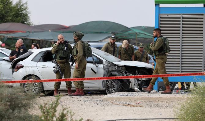 Des soldats israéliens inspectent un véhicule, utilisé pour une attaque à la bombe, près de la ville de Jéricho en Cisjordanie occupée, le 30 octobre 2022. (Photo, AFP)