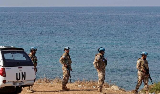 Des membres de la Force des Nations Unies chargée du maintien de la paix au Liban (FINUL) patrouillent sur la route côtière de Naqura, la ville libanaise la plus méridionale près de la frontière avec Israël, le 24 octobre 2022. (Photo, AFP)