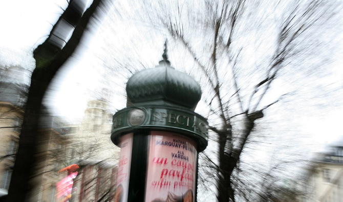 L'entreprise JC Decaux, qui gère les colonnes Morris, les panneaux rétro-éclairés des kiosques de presse et les abris voyageurs, est elle priée de les éteindre à partir de 1h00. (Photo, AFP)