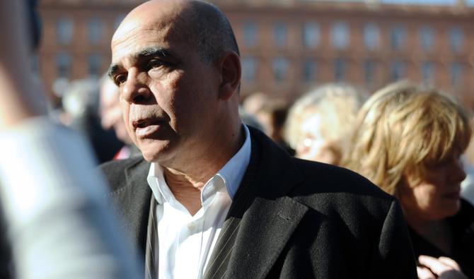 L'ancien ministre français Kader Arif s'adresse aux journalistes alors qu'il se tient devant l'hôtel de ville de Toulouse, le 8 janvier 2015. (Photo, Archives, AFP)