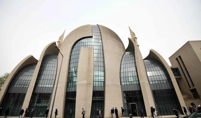 Des gens font la queue pour se faire vacciner devant la mosquée centrale de Cologne, en Allemagne, le 8 mai 2021. (Photo, AFP)