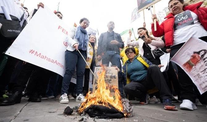 Une série de vidéos virales montrent des adolescentes aux quatre coins de l’Iran agitant leurs voiles en l’air et scandant des slogans anti-gouvernementaux. (Photo, AFP)