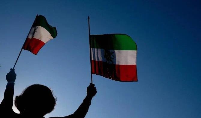 Des manifestants portent des drapeaux iraniens lors de la «Marche de solidarité pour l'Iran» à Washington, DC, le 15 octobre 2022. (Fichier, AFP) 