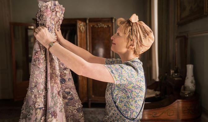 «Une robe pour Mrs. Harris», production américano-britannique qui flirte avec les clichés sur la France et sa capitale. (Photo, Unerobepourmrsharris.ca)