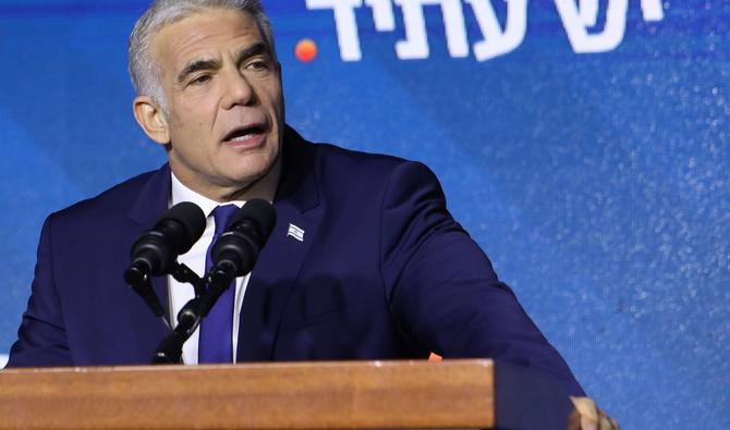 Le Premier ministre israélien Yaïr Lapid, s'adresse aux partisans au siège de la campagne à Tel Aviv tôt le 2 novembre 2022, après la fin du vote pour les élections nationales. (Photo, AFP)