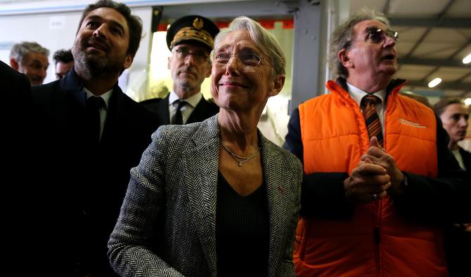 La Première ministre française Elisabeth Borne assiste à une visite de la banque alimentaire de la Marne à Reims, le 3 novembre 2022. (Photo, AFP)