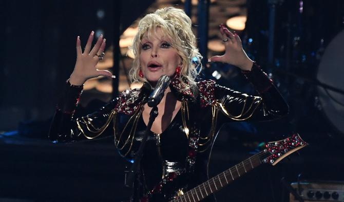 La star du country Dolly Parton se produit sur scène au Rock and Roll Hall of Fame, panthéon américain du rock et de la musique populaire, le 5 novembre 2022 à Los Angeles, en Californie. (Photo, AFP)