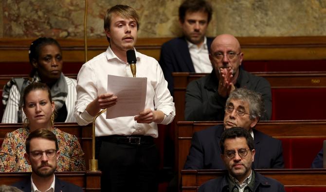 Le député du parti de gauche français La France Insoumise (LFI), Louis Boyard, prend la parole lors d'une séance de questions au gouvernement à l'Assemblée nationale, chambre basse du Parlement français, le 8 novembre 2022 à Paris. (Photo, AFP)