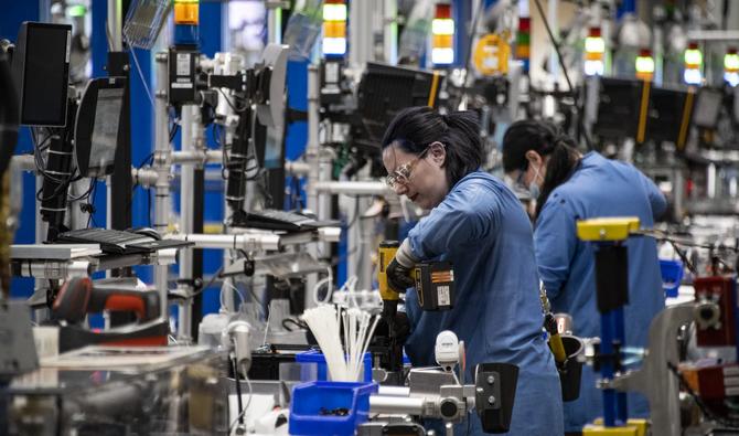 Des employés construisent et testent des robots au BOS27 Robotics Innovation Hub d'Amazon à Westborough, Massachusetts, le 10 novembre 2022. (Photo, AFP)