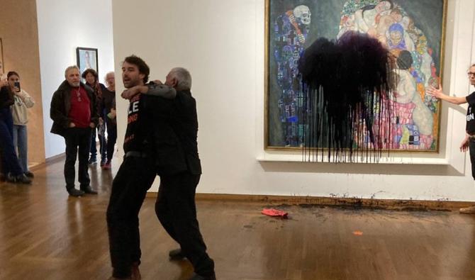Le célèbre tableau «Mort et vie» du peintre autrichien Gustav Klimt a été aspergé mardi d'un liquide noir. (Photo, AFP)