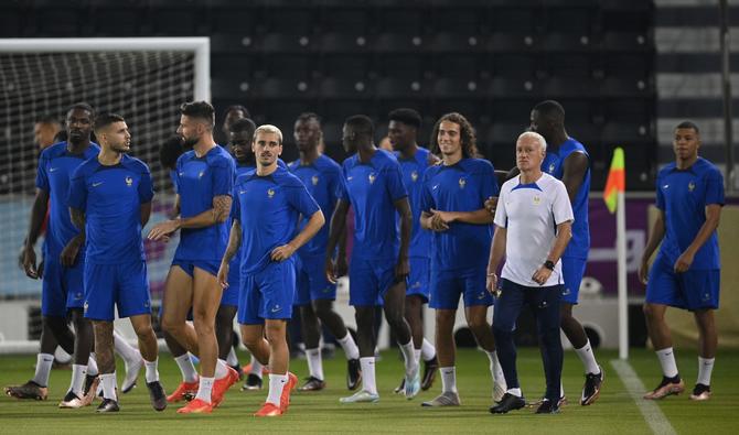 L'entraîneur français Didier Deschamps supervise une séance d'entraînement au stade Al Janoub d'Al-Wakrah à Doha, le 21 novembre 2022. (Photo, AFP)