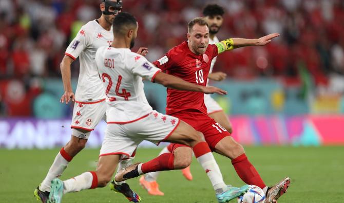 Le milieu de terrain danois #10 Christian Eriksen et le défenseur tunisien #24 Ali Abdi se battent pour le ballon lors du match de football du groupe D de la Coupe du monde Qatar 2022 entre le Danemark et la Tunisie au stade Education City à Al-Rayyan, à l'ouest de Doha, le 22 novembre 2022. (Photo, AFP)